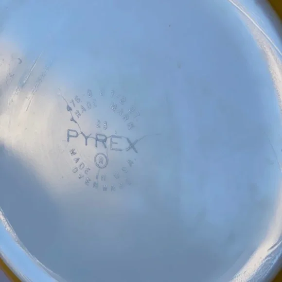 Vintage Pyrex Yellow Butterfly Gold 2.5 Quart # 475-B Casserole Dish - Picture 8 of 8